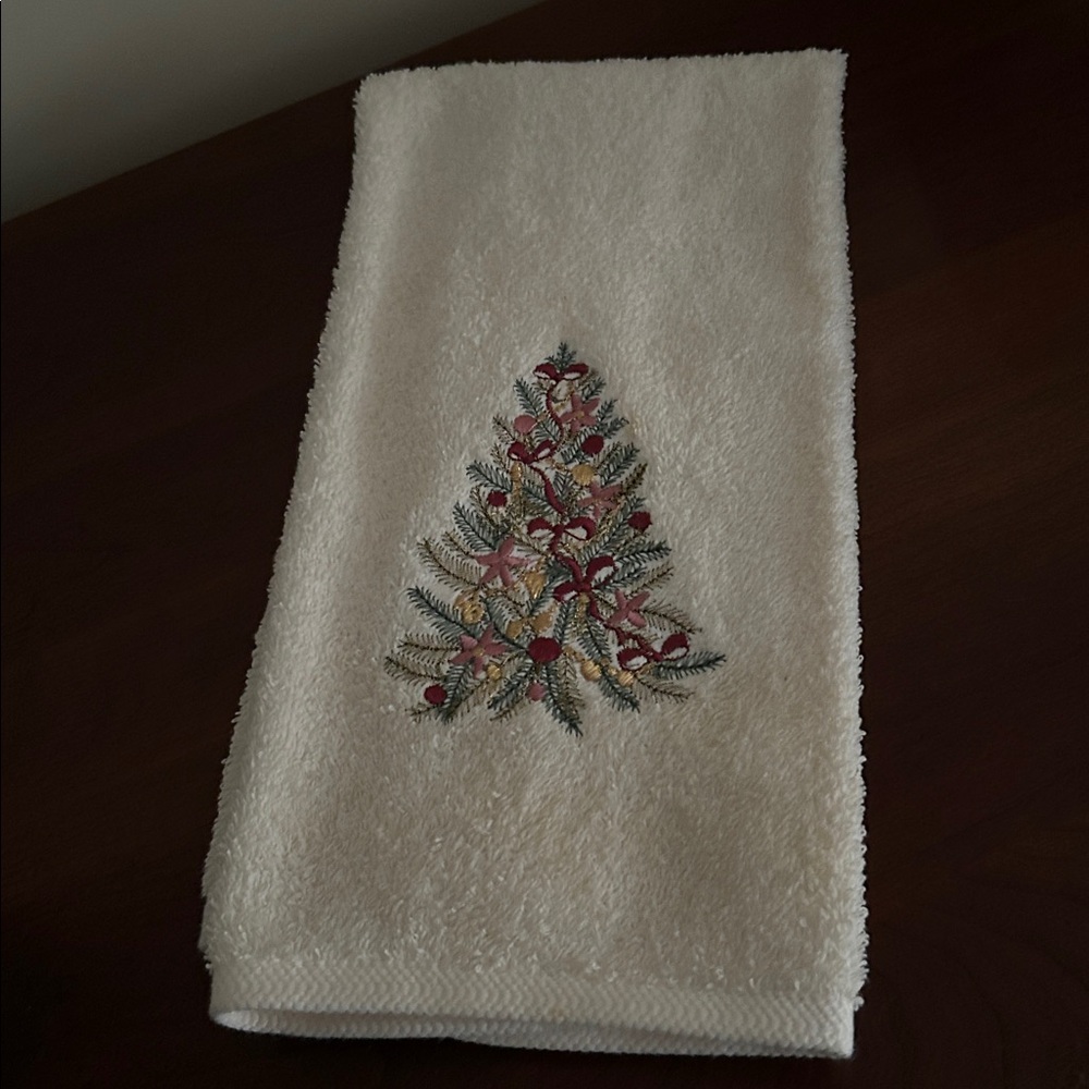 Macy’s Accents by Home Innovations Christmas fancy guest bath and hand towel set - Picture 5 of 5